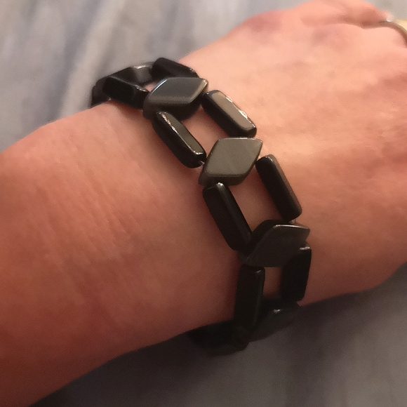 Elasticated resin bracelet 🔥🧱 - Picture 3 of 3